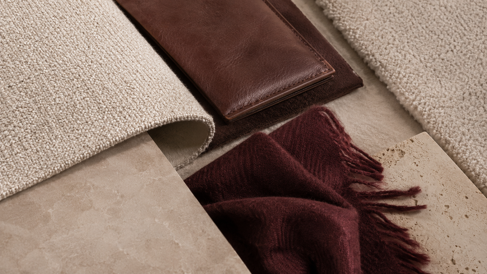 Flatlay moquette, cuir bordeaux et tissu bouclé beige