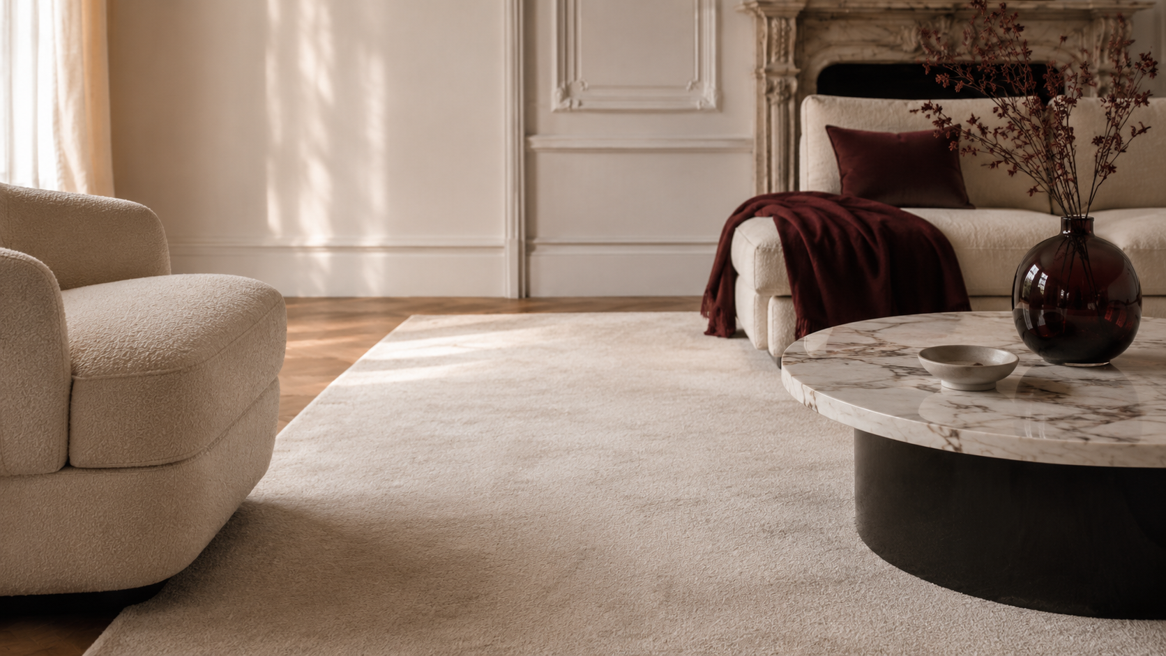 Salon avec tapis beige et canapé bouclé